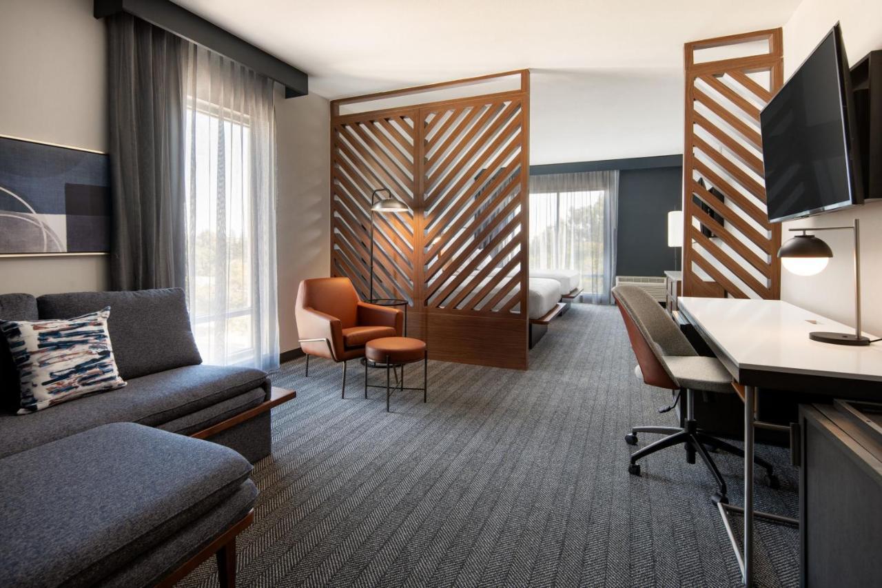 Courtyard By Marriott Fresno Clovis Hotel Exterior photo