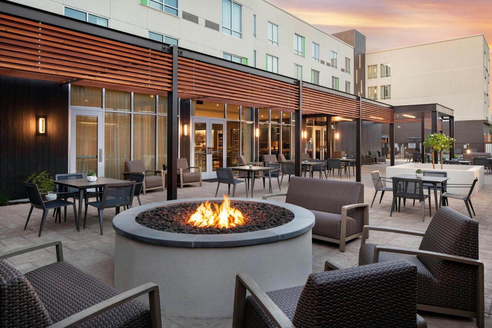 Courtyard By Marriott Fresno Clovis Hotel Exterior photo