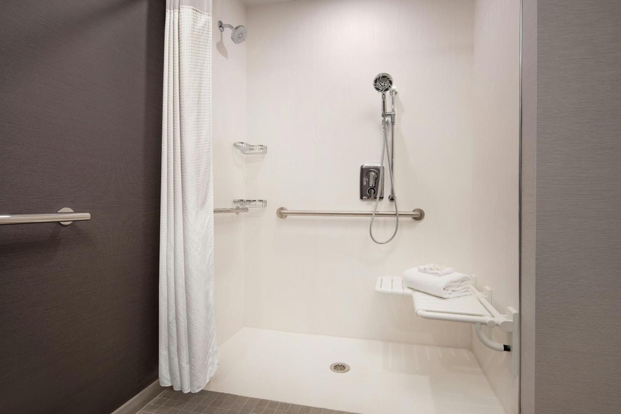 Courtyard By Marriott Fresno Clovis Hotel Exterior photo