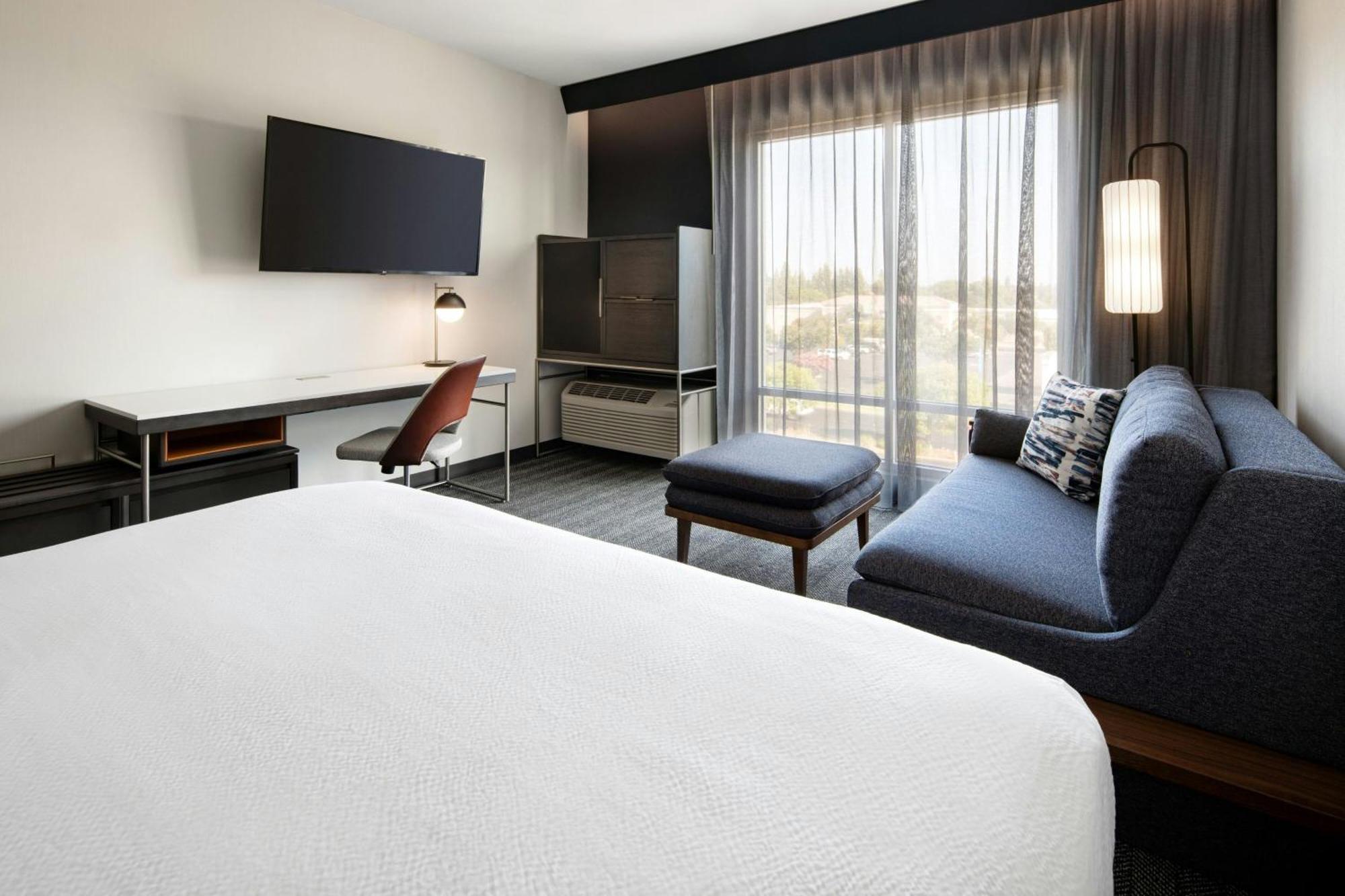 Courtyard By Marriott Fresno Clovis Hotel Exterior photo