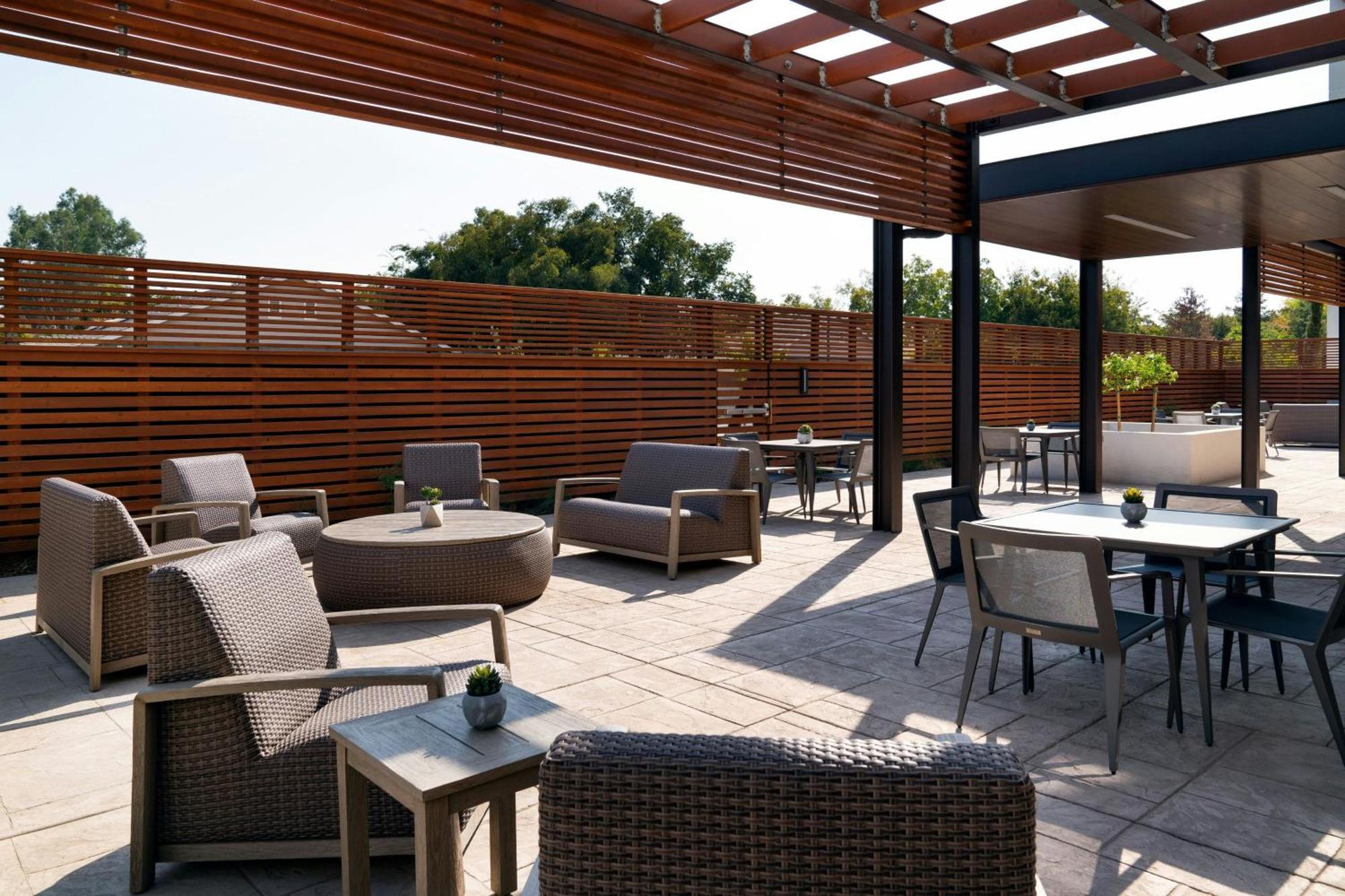Courtyard By Marriott Fresno Clovis Hotel Exterior photo