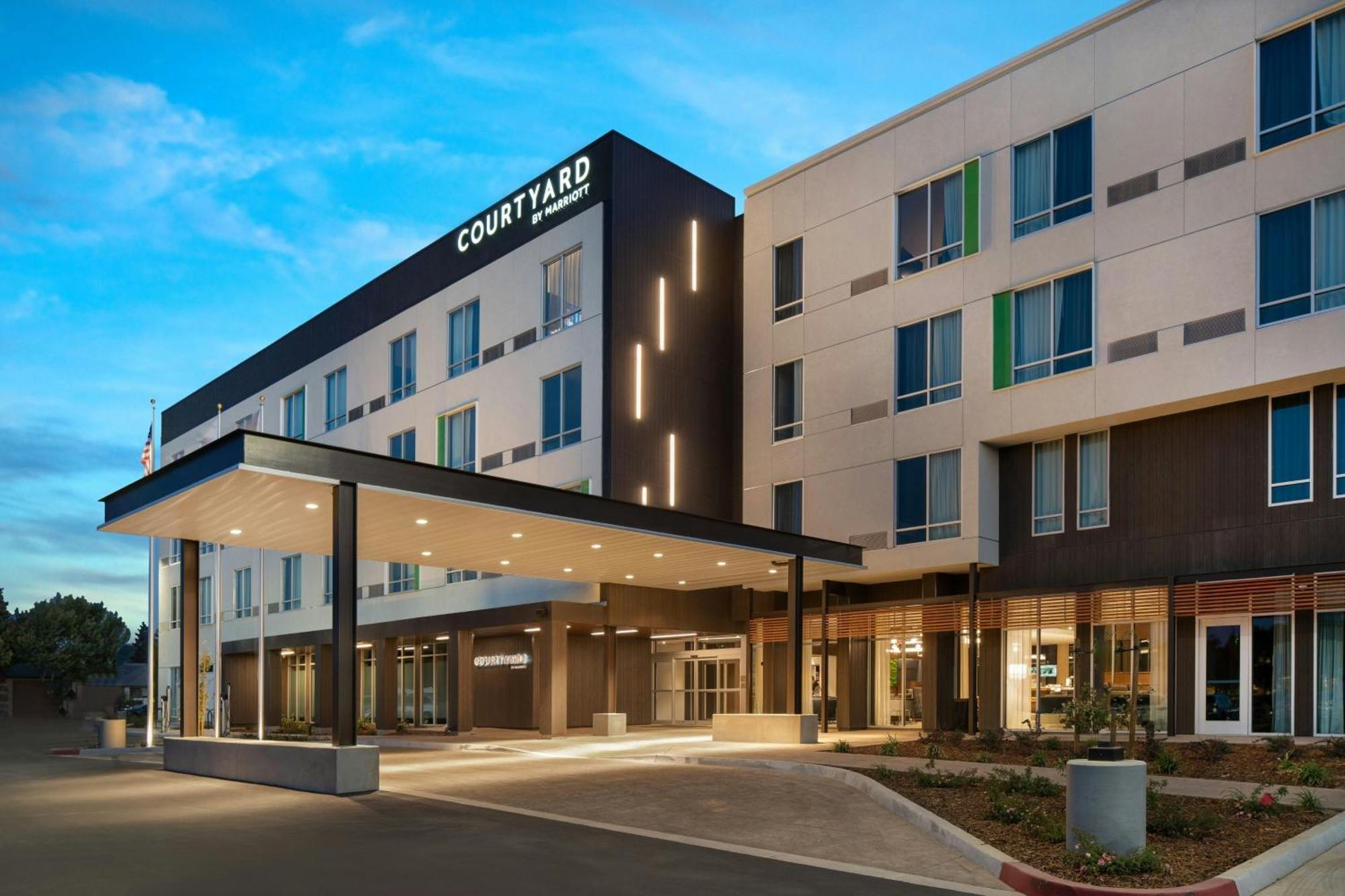 Courtyard By Marriott Fresno Clovis Hotel Exterior photo